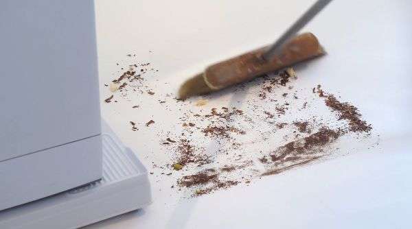 לנקות מאחורי מכונת הכביסה בקלות עם איזי סליידר לנקות מאחורי מכונת הכביסה בקלות עם איזי סליידר